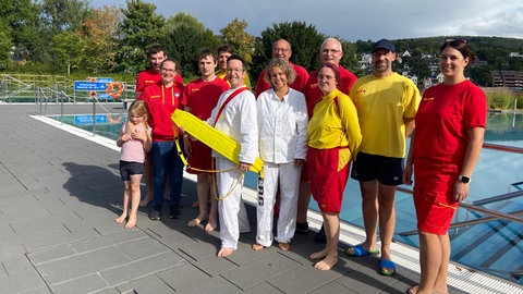 Christian Balser und Claudia Deeg (beide in weiß) machen sich bereit für die Rettungsübung bei der DLRG.