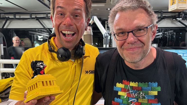 Auch in der Nacht hatten wir Besuch: Lego-Fan Heinz aus Koblenz schaute im Gläsernen Studio vorbei. Er hatte das Denkmal am Deutschen Eck dabei. Aber anstatt Kaiser Wilhelm thront dort oben die Hitcat.