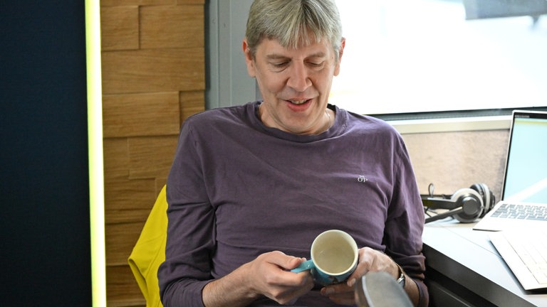 Kaffee oder Tee? Die wichtige Frage klärt gerade Musikredakteur Benjamin Bendebach. Viel Zeit bleibt aber nicht dafür - die Top 1000 läuft ja auf Hochtouren.