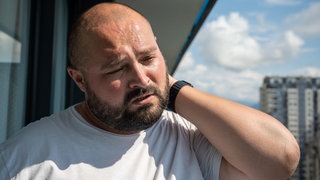 Eine Mann schiwtzt bei Hitze | Das sind die Unterschiede zwischen Hitzschlag, Sonnenstich und Hitzeschock