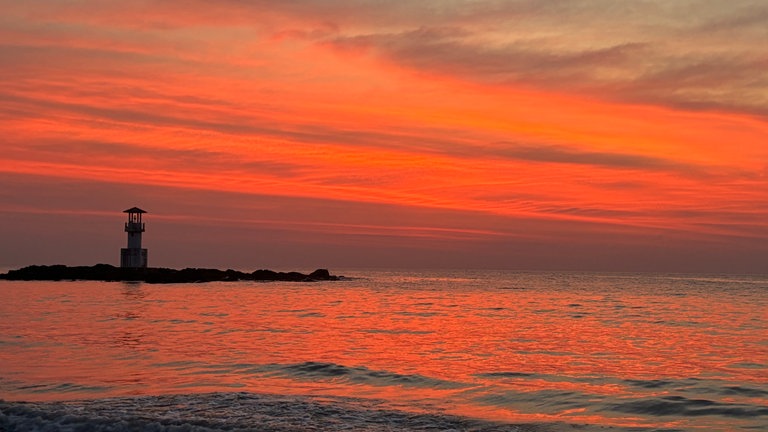 "Ein wunderschöner Sonnenuntergang im warmen Thailand in Khao Lak", schreibt uns SWR1 Hörerin Ursula Zimmermann.