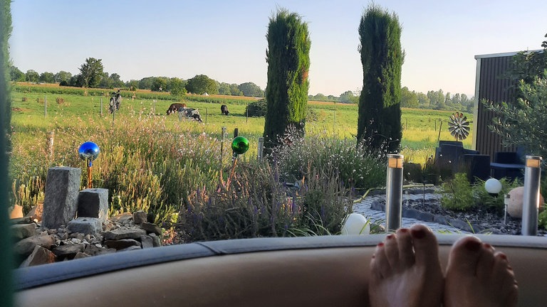 "Urlaub Zuhause genießen, schön im Whirlpool erfrischen! Von unserer Terrasse aus mit Blick auf die Wiese mit Kühen - wie im Allgäu! Erholung pur", schreibt uns SWR1 Hörerin Gaby Schmitt Niederkirchen bei Deidesheim.