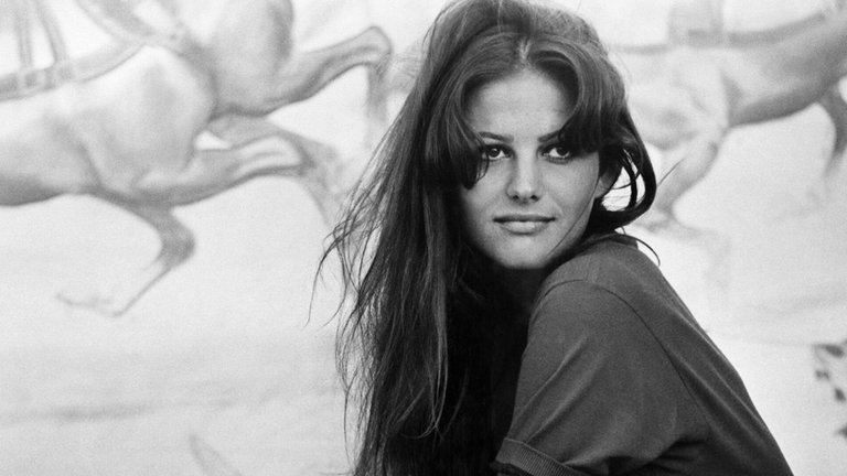 23. September: Die italienische Schauspielerin Claudia Cardinale ist im Alter von 87 in der Nähe von Paris verstorben. Cardinale spielte in über 150 Filmen. Filmgeschichte schrieb sie 1969 mit ihrer Hauptrolle als al "Jill McBain" an der Seite von Henry Ford und Charles Bronson in Sergio Leones Italowestern "Spiel mir das Lied vom Tod". Später engagierte sie sich als Aktivistin für Frauenrechte.