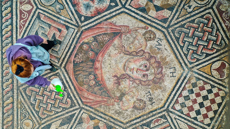 20. November: Vor elf Jahren wurde bei Kanalarbeiten in Bursa, Türkei, ein Bodenmosaik entdeckt, das nach archäologischen Ausgrabungen jetzt vollständig freigelegt wurde. Das 400 Quadratmeter große Mosaik aus römischer Zeit zeigt zahlreiche detaillierte Darstellungen, darunter das Gesicht einer Frau.