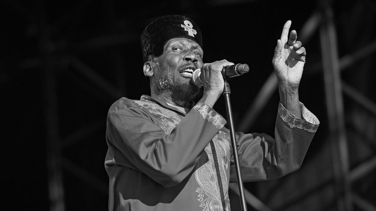 24. November: Im Alter von 81 Jahren ist der Reggaekünstler Jimmy Cliff gestorben. Wie seine Frau Latifa Chambers in den Sozialen Medien mitteilte, starb der aus Jamaika stammende Musiker an den Folgen einer Lungenentzündung. Zu Cliffs bekanntesten Songs gehören "You Can Get It If You Really Want" und "I Can See Clearly Now". 2010 wurde Cliff in die Rock and Roll Hall of Fame aufgenommen.