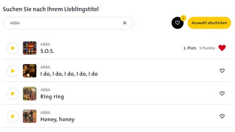 Einfach das Herz hinter dem Songtitel anklicken, und schon landet er oben in eurer Auswahl.