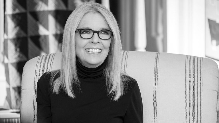 11. Oktober: Oscar-Preisträgerin Diane Keaton ist im Alter von 79 Jahren gestorben. 1977 spielt sie die Annie Hall in Woody Allens Film "Der Stadtneurotiker". Die Rolle der Kay Adams – die Frau des Gangsters Corleone – machte sie in "Der Pate" weltbekannt. Mit ihrem eigenwilligen Mode-Stil (sie trägt gerne Hüte, Krawatten und Männerhosen) wird sie später zur Modeikone.