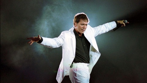 Cliff Richard hat mit "Mistletoe And Wine" einen Riesenhit gelandet. | Hits und Storys – Die Weihnachtshits