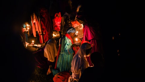 An Weihnachten haben sich einige hundert Menschen in der kenianischen Stadt Ugunja versammelt, um Weihnachten zu feiern. In ihren farbenfrohen Kostümen ziehen sie zu einer Prozession zur Kirche.