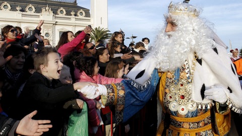 Traditionell bringt in Spanien nicht der Weihnachtsmann oder das Christkind den Kindern die Geschenke, sondern die Heiligen Drei Könige. In fast allen Städten und Gemeinden Spaniens findet am 5. Januar, dem Vorabend des Dreikönigstages, die "Cabalgata de Reyes" statt, bei der die Heiligen Drei Könige durch die Straßen ziehen.