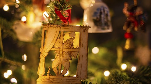 Hier schaut ein isländischer Troll zum Fenster heraus. | So feiert man Weihnachten in anderen Ländern