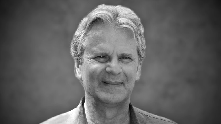 28. Dezember: Der deutsche Fernseh- und Theaterschauspieler Peter Sattmann ist im Alter von 77 Jahren verstorben. Dem TV-Publikum war Sattmann vor allem durch zahlreiche Auftritte im "Tatort2, "Polizeiruf 110" oder "Der Alte" bekannt. Neben der Schauspielerei betätigte sich Sattmann auch als Komponist, Theaterregisseur und Bühnenautor.