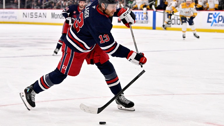 Eishockey-Spieler Gabriel Vilardi hat den Puck und den Schuss schon fest im Blick - und dann bricht einfach das Arbeitsgerät. Vielleicht auch ein Omen. Am Ende verlieren Vilardis Winnipeg Jets ihr Spiel in der nordamerikanischen Eishockey-Profiliga NHL knapp.