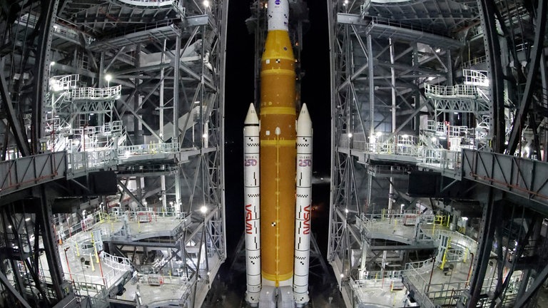 23. März: Houston, wir rollen! Am 2. April soll das Raumschiff "Orion" (Das heißt wirklich so.) mit einer Trägerrakete vom US-amerikanischen Weltraumbahnhof Cape Canaveral im Rahmen der Artemis-II-Mission der NASA "zu den Sternen" aufbrechen. 