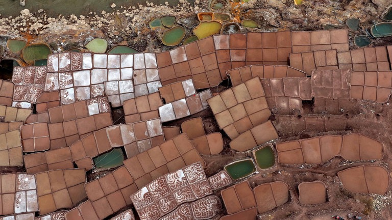 25. März: Die Salinen von Markam (Yanjing) im Südosten Tibets sind ein traditioneller Wirtschaftszweig am Lancang-Fluss. Die über 1.000 Jahre alten Salzfelder wurden 2009 als regional geschützte Kulturstätte anerkannt. In der Region gibt es mehr als 3.000 Salzfelder und über 300 Familien sind in der Salzgewinnung tätig. Die Dorfbewohner nutzen eine von Generation zu Generation überlieferte, traditionelle Handmethode.