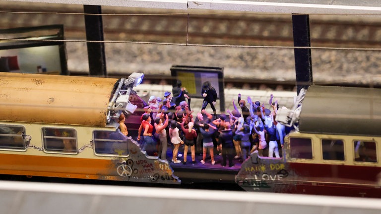 26. März: Das hier ist nicht der "Sonderzug nach Pankow" – aber er könnte es sein. Im Miniatur-Wunderland in Hamburg fährt seit Kurzem Udo Lindenbergs "Panik-Express" durch die Miniaturwelt. Der Rocker war am Dienstagabend selbst vor Ort, um den Zug auf die Schienen zu stellen. Das Besondere: Jeder der acht Waggons stellt eine wichtige Station von Lindenbergs Karriere dar.
