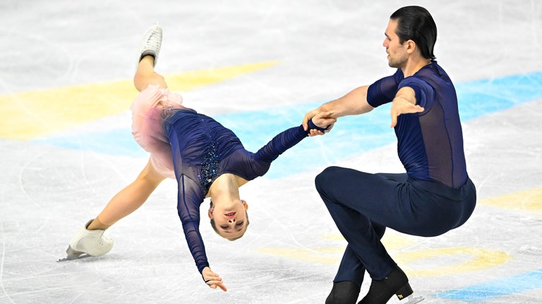 27. März: Es ist so schwer und sieht in Perfektion so leicht aus. Beim Paar-Eiskunstlauf werden gefühlt Naturgesetze außer Kraft gesetzt, Körper geworfen und gefährlich nah am Eis herumgewirbelt – wie bei der Todesspirale. Und das im besten Fall mit Ausdruck und Eleganz. Dem Paarlauf-Duo Minerva Hase und Nikita Volodin ist das in Prag bei der Eiskunstlauf-WM am besten gelungen. Sie gewannen für Deutschland die Gold-Medaille.