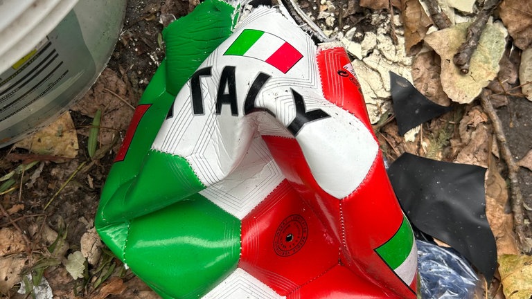 1. April: Hier war jemand ziemlich sauer, denn die italienische Fußballseele ist tief getroffen. Die Squadra Azzurra hat zum dritten Mal nacheinander die Teilnahme an der Fußball-WM verpasst. Die Italiener haben das Playoff-Spiel in Bosnien-Herzegowina verloren. Nun muss der ehemalige Gigant des Weltfußballs tatenlos zusehen, wie die anderen großen Player um den WM-Thron spielen.