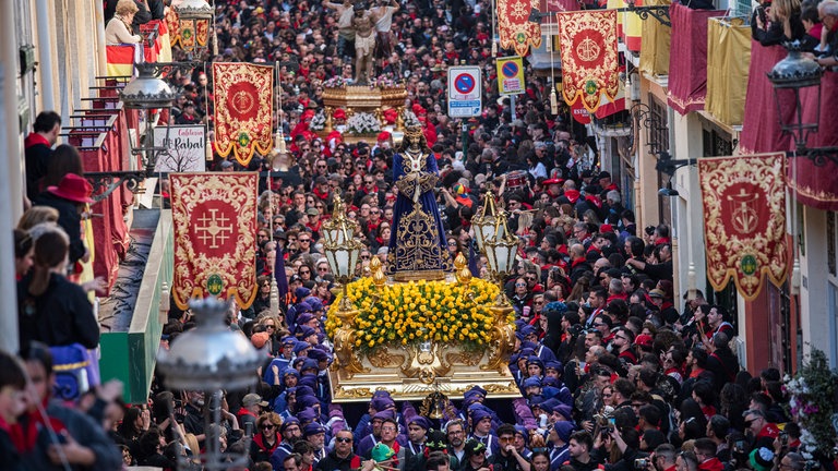 2. April: In Spanien haben die traditionellen Trommelumzüge begonnen. In Hellín in der Provinz Albacete sind die "Tamboradas" der Höhepunkt der Osterwoche. Wie bei einer Prozession ziehen traditionell gekleidete Trommler durch die Straßen, begleitet von einer Menschenmenge und festlich geschmückten Jesus-Figuren.