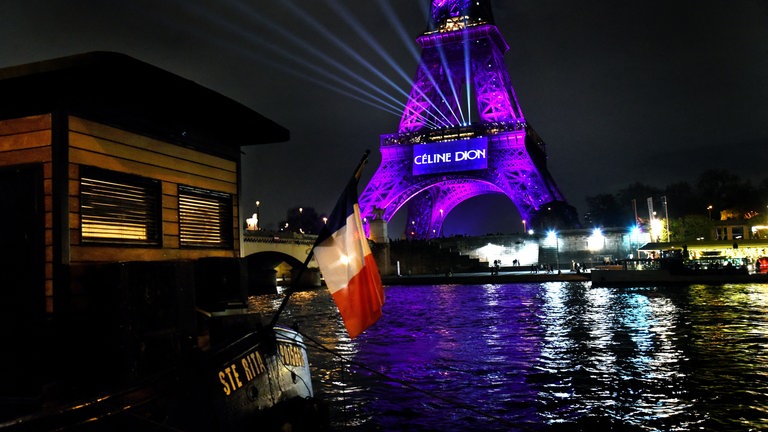 31. März: Es wirkt wie eine Liebeserklärung, wenn der Eiffelturm in der Pariser Nacht an Céline Dions 58. Geburtstag für sie lila erstrahlt. Das Wahrzeichen wechselt sonst eher für Staatsbesuche, Jahrestage und besondere Sportevents das Outfit. Der Turm, Paris und die Sängerin, das ist aber eine besondere Beziehung. Spätetestens seit ihrem Auftritt bei den Olympischen Spielen 2024. Nun begleitet das Farbspektakel die Ankündigung eines Bühnen-Comebacks nach jahrelanger Krankheitspause.