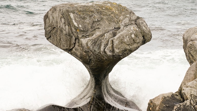 9. April: Steter Tropfen höhlt den Stein. Stimmt. Und wenn die geballte Kraft des Meeres über Jahrtausende wirkt, entstehen Naturwunder wie der Kannesteinen an der norwegischen Küste bei Måløy. Zugegeben, laut der offiziellen Reiseseite Norwegens war nicht nur das Salzwasser des Atlantiks, sondern auch Eis und Steine bei der Gestaltung der Touristenattraktion beteiligt. Aber jede Welle arbeitet weiter am Felsen. Bis er zusammenfällt. Steter Tropfen...