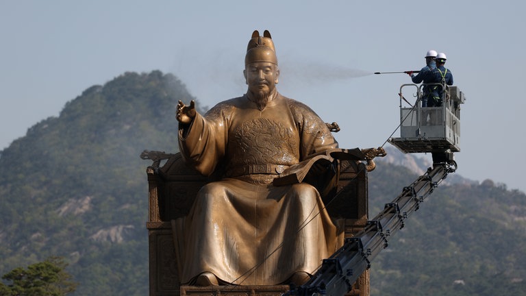 13. April: Frühjahrsputz in Südkorea. Die Statue von König Sejong auf dem Gwanghwamun-Platz im Zentrum von Seoul wird mit Wasser gereinigt. Verdient machte sich der vierte König der Joseon-Dynastie (1392–1910) mit der Entwicklung des koreanischen Alphabets im Jahr 1446.