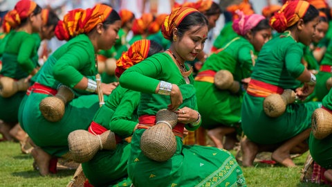16. April: Frohes neues Jahr, heißt es dieser Tage in vielen Teilen Indiens. Beim Rongali Bihu Festival in Assam feiern die Menschen derzeit das neue Jahr und den Frühling zugleich. Bei den Feierlichkeiten führen junge Frauen vom Stamm der Sonowal Kochari in traditioneller Kleidung einen volkstümlichen Fischertanz auf.