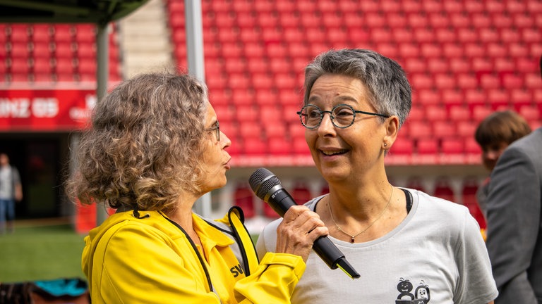 SWR1 Moderatorin Claudia Deeg und Eva Pfitzner vom Leserattenservice beim Weltrekord Lesen 2026 in der Mewa Arena