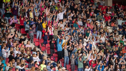 La-Ola in der Mainzer Mewa Arena: Wir haben den Weltrekord im Lesen geschafft - Tausende Kinder vollbringen Meisterleistung.