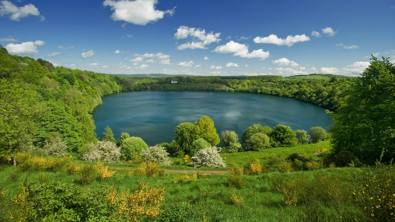 Hier können ihr euch in Rheinland-Pfalz abkühlen: Weinfelder Maar
