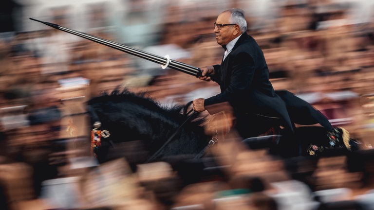25. Juni: Seit dem 14. Jahrhundert finden Ende Juni die "Fiestas von Ciutadella" auf der Insel Menorca statt. Teil des Festes sind spektakuläre Reiterfestspiele,  die bis zu 30.000 Menschen auf die Insel locken.