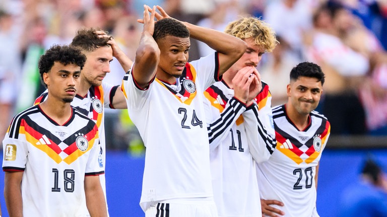 30. Juni: Diese Gesichter sprechen Bände. Um 1:30 Uhr deutscher Zeit war das Schicksal der deutschen Fußball-Nationalmannschaft besiegelt. Im Elfmeterschießen unterlag das Team um Bundestrainer Julian Nagelsmann Paraguay und muss nun die Heimreise antreten. Doch Fußballfans können sich schon auf die nächste WM freuen: 2027 treten die DFB-Frauen in Brasilien an!