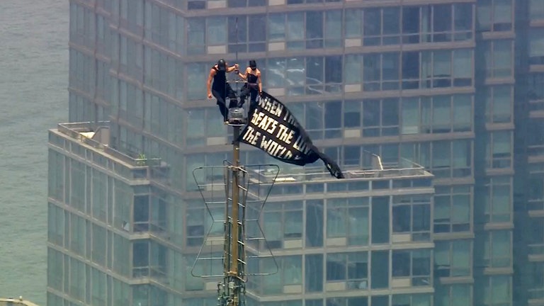 2. Juli: Wie sind die denn da hoch gekommen? Zwei Kletterer stehen gestern auf der Spitze der Antenne des Empire State Building in Manhattan und halten ein Transparent hoch. Darauf steht: "Wenn die Macht der Liebe die Liebe zur Macht besiegt, wird die Welt Frieden kennen." Nach dem Abstieg wurde das russische Pärchen von der New Yorker Polizei festgenommen.