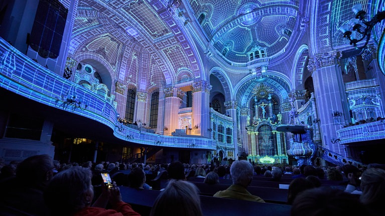 3. Juli: Eine leuchtende Kirche. Zu sehen ist sie bei der "Luminiscence", eine Licht- und Klanginstallation in der Hamburger Hauptkirche St. Michaelis - genannt der Michel. Mithilfe von 360°-Projektionen, Lichtinstallationen, Live-Gesang und Orgel entsteht diese atmosphärische Show.