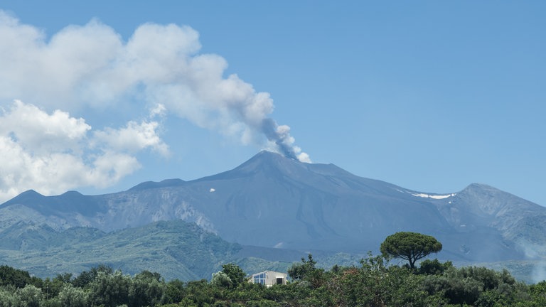 6. Juli: Naturspektakel mit Folgen: Weil der Vulkan Ätna auf der italienischen Mittelmeerinsel Sizilien am Wochenende Aschewolken ausgespuckt hat, war der Flugverkehr am Flughafen Catania nur bedingt möglich. Mehrere Flüge mussten abgesagt werden oder auf den Flughafen Palermo umgeleitet werden.