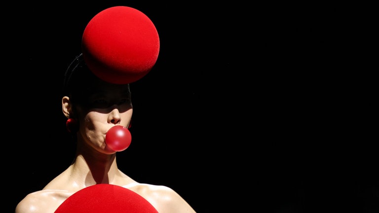 9. Juli: Im Hochsommer schon an den Winter denken. So stellt sich Modedesigner Robert Wun die passende Kleidung für die kalten Tage des Jahres vor. Mars und Bubblegum sind ein Hingucker bei der Damen-Haute-Couture-Kollektion HerbstWinter 2026–2027 im Rahmen der Pariser Modewoche.