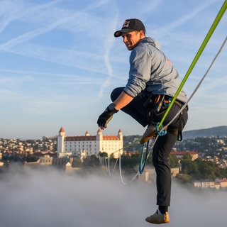 18. September: Über den Wolken ... versucht der estnische Slackliner Jaan Roose auf einer 666 Meter langen Slackline zu balancieren. Aufgespannt ist das flache, dynamische Gurtband in der slowakischen Hauptstadt Bratislava zwischen zwei Wahrzeichen – dem Aussichtsturm "UFO" und der Burg Novák. Jaan Roose will die Strecke auf der Slackline innerhalb von 12 Stunden zurücklegen und einen neuen Rekord aufstellen.