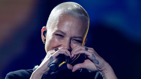 Sängerin Stefanie Heinzmann ist schon ein kleines bisschen "süchtig" nach dem Album des isländischen SingerSongwriters "Asgeir", erzählt sie im Podcast.