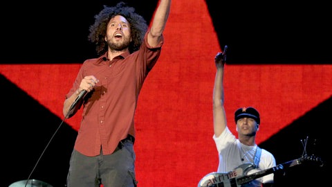 v.l. Sänger und Texter Zack de la Rocha und Gitarrist Tom Morello. Mit ihrem selbstbetitelten Debütalbum haben Rage Against The Machine Anfang der 90er auf Anhieb den Durchbruch geschafft. Mit ihrem Crossover aus Rock, Metal, Punk, Funk und Raptexten haben sie vorallem junge Menschen begeistert.