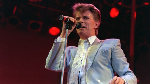 David Bowie tritt bei LiveAid auf.