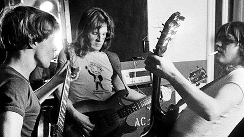 Die Brüder Angus, George und Malcolm Young.