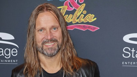 Der schwedische Songwriter und Musikproduzent Max Martin hat seit Ende der 1990er Jahre für viele große Popkünstler Songs geschrieben und produziert. Neben dem Album "Oops!... I Did It Again" von Britney Spears hat er zum Beispiel auch Musik für die Backstreet Boys und N*Sync geschrieben und produziert.