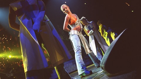 Mit ihrem Album "Oops!... I Did It Again" ist Britney Spears im Jahr 2000 um die ganze Welt getourt und ist auch mehrfach hier in Deutschland aufgetreten. Hier sehen wir den Popstar bei ihrem Konzert in Hannover im Oktober 2000. 