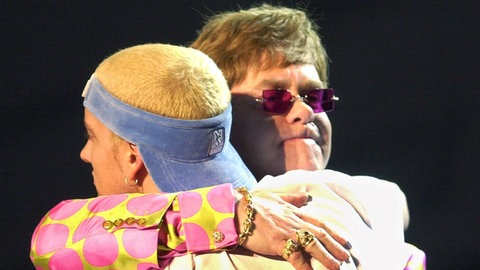 Immer wieder wurde Eminem auch homophobes Verhalten vorgeworfen. Im Rahmen der Grammys 2001 gab es sogar Demonstrationen gegen ihn. Eminem reagierte darauf, in dem er gemeinsam mit Elton John den Song "Stan" auf der Bühne performte. Die beiden Künstler sind auch privat befreundet. | The Marshall Mathers LP