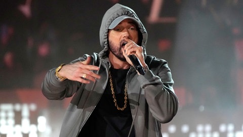 Auf seinem Album "The Marshall Mathers LP" schlüpft der Rapper in viele verschiedene Rollen. Wir hören den Menschen Marshall Mathers, den Rapper Eminem, sein Alter Ego "Slim Shady" und auch den fanatischen Fan "Stan".