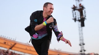 Coldplay-Sänger Chris Martin bei einem Livekonzert. Im Juli 2000 hat er mit seiner Band das gemeinsame Debütalbum "Parachutes" rausgebracht.