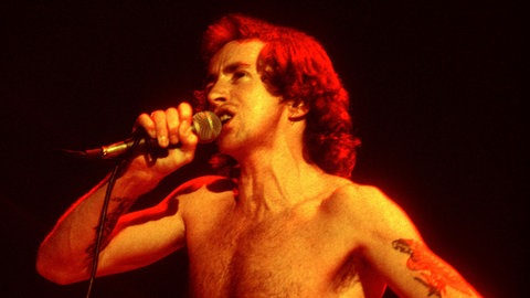 Im Februar 1980, nur wenige Monate nach der Veröffentlichung von "Highway To Hell" ist der Sänger von ACDC Bon Scott, der für seine Exzesse bekannt war, tot im Wagen seines Freundes aufgefunden worden. Nur wenige Monate später hat Sänger Brian Johnson seinen Platz eingenommen und war erstmal auf dem Album "Back In Black" zu hören.