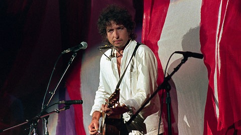 Bob Dylan beim LiveAid Konzert 1985 in Philadelphia, zehn Jahre nach seinem Album "Blood On The Tracks".