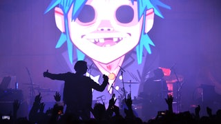 Im März 2001 bringt die fiktive Band "Gorillaz" ihr Debütalbum mit einem ihrer größten Hits "Clint Eastwood" raus. Die Masterminds hinter dieser virutellen Band sind Blur-Sänger Damon Albarn und Comiczeichner Jamie Hewlett.