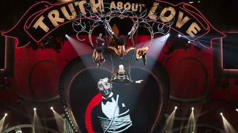 Sängerin Pink ist auch bekannt für ihre extravaganten Liveshow, bei denen die Sängerin selbst zur Akrobatin wird und teilweise auch an Seilen über ihr Publikum hinwegfliegt.